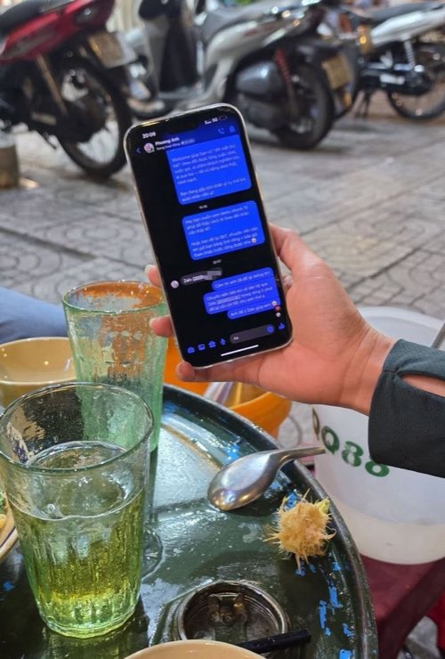 Khách chat chốt đơn ngay lúc đang đi nhậu